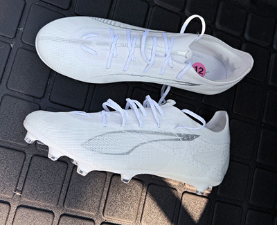 PUMA Men's White Solid Low Top Lace-Up Soccer Cleats Plastic Activewear