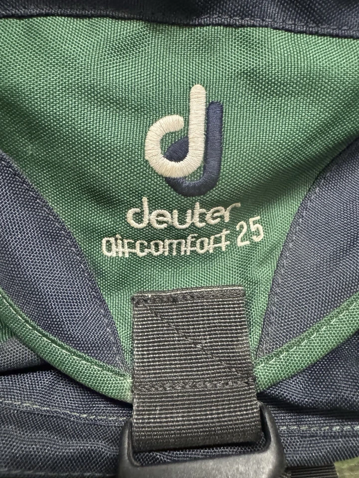 Mochila Deuter Air Comfort 25 azul verde preta 15” X 12” - Imagem 2 de 4