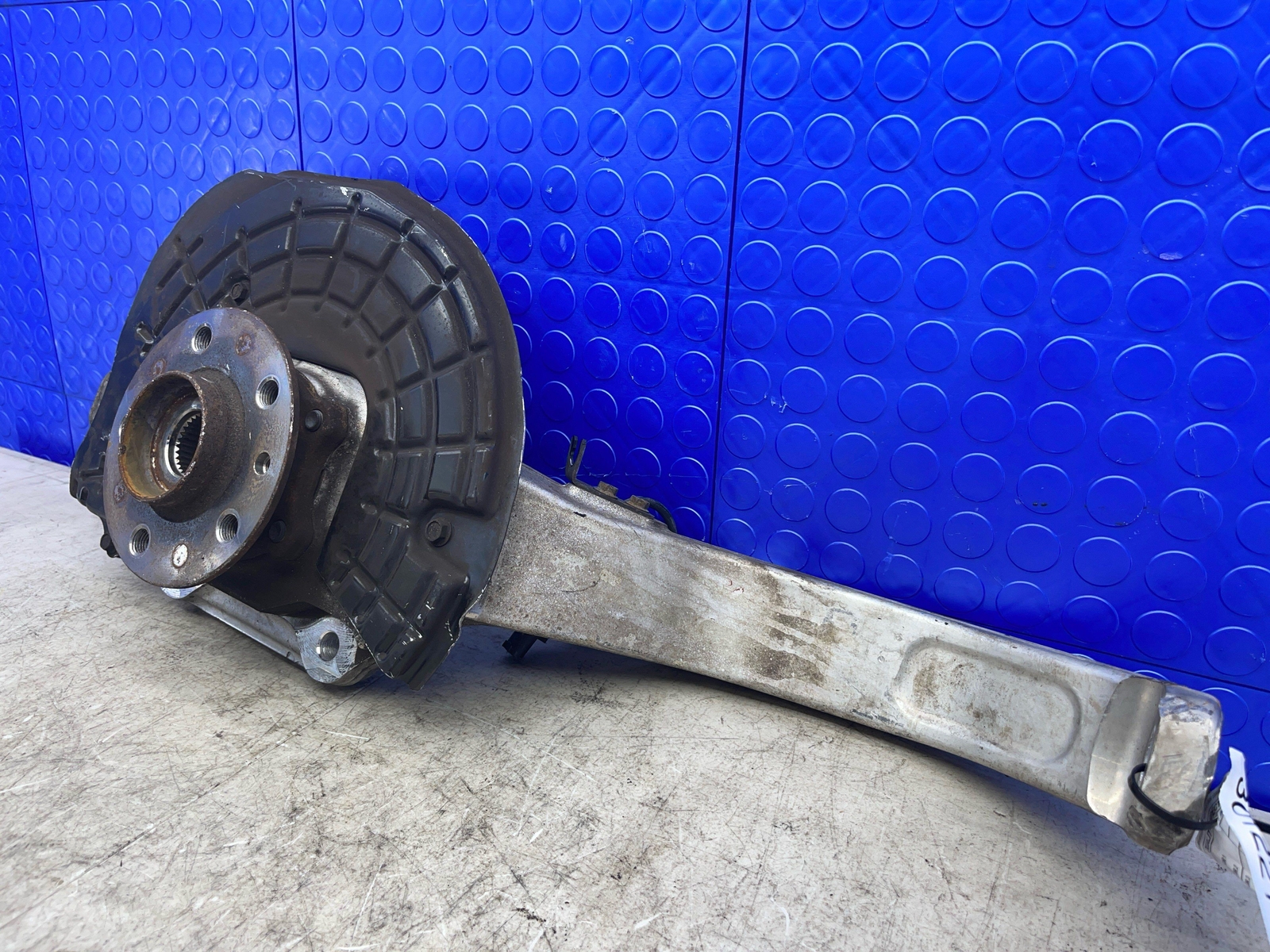 2017-2022 MASERATI LEVANTE OEM FRONT RIGHT SPINDLE KNUCKLE WHEEL HUB