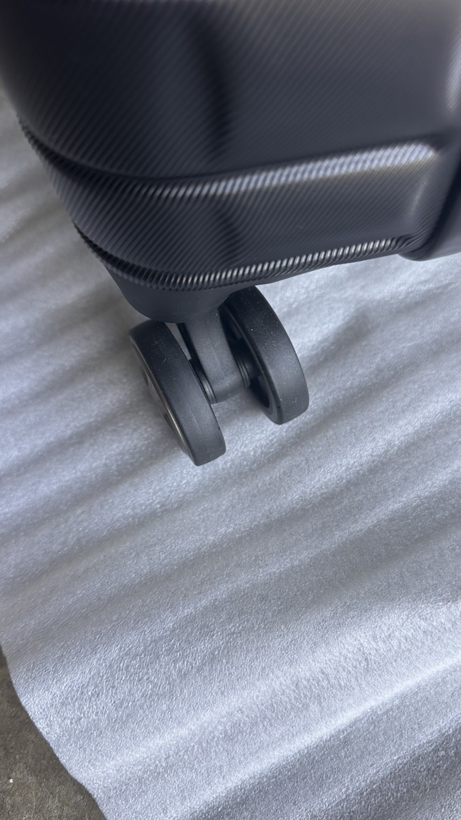 Delsey Paris Horizon Expandable 20" Spinner Carry on Luggage- Black