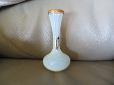 ancien vase  en opaline légèrement crème  et cerclage laiton 13 cm