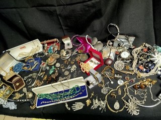 A SAISIR !!!! ENOOORME LOT DE BIJOUX ANCIENS FANTAISIE ET VINTAGE