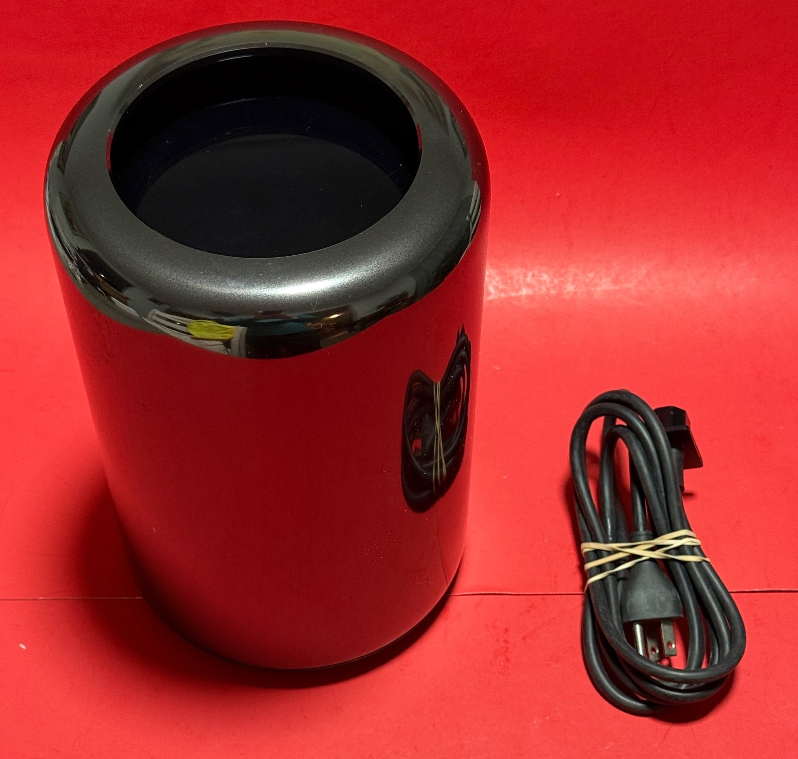 Apple A1481 Mac Pro 6-Core 3.5GHz Xeon E5 32GB AMD FirePro D500 3GB 500GB SSD