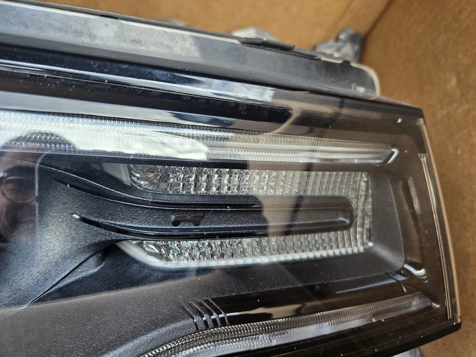 Jeep Grand Cherokee 2016-2021 faros de xenón HID negros pasajero derecho roto Foto 4 de 4