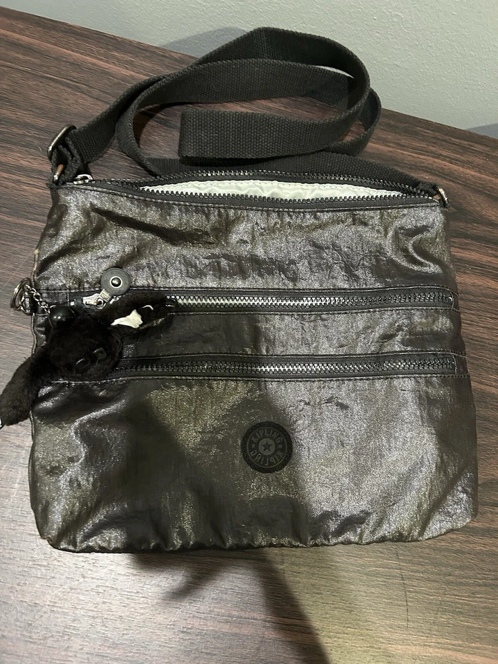 Bolso Bandolera Kipling Cartera Nylon Metálico Plateado - Interior Gris Patrón Corazón Foto 2 de 4