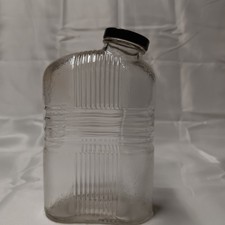Antiguo frasco refrigerador, vidrio transparente acanalado, rayas verticales y horizontales