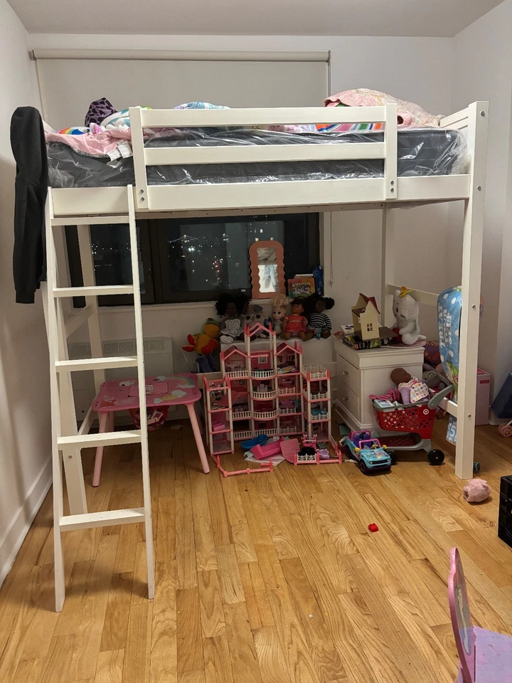 Cama tipo loft DHP Moon Bay, doble, blanca, diseño que ahorra espacio, construcción de madera de pino Foto 2 de 3