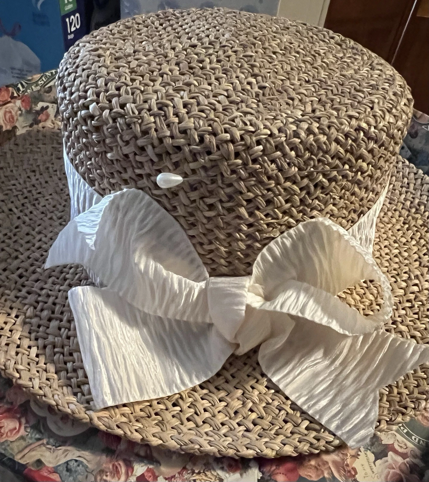 Rine Chapeaux New Orleans Straw Hat With a Bow and a Pin in a Hat Box-SEE DESCR