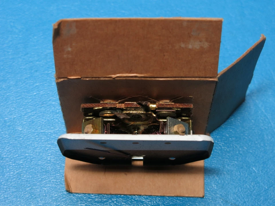 NOS GM AC 1946-1947 Oldsmobile Series 66 76 78 98 Gas Fuel Gauge 1517069 - Image 4 of 4