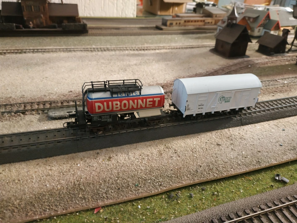 ROCO, DUBONNET AND GOSSER BIER WAGONS, SCALE HO - Image 2 of 4