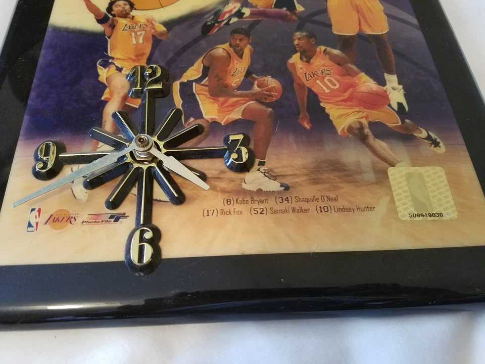 2001-2002 Los Angeles LA Lakers Equipo Kobe Bryant Reloj de Pared Archivo de Fotos Hombre Cueva Foto 2 de 3