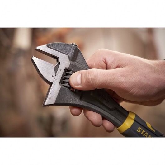 Clé à molette QUICK ADJUST STANLEY pour débloquer les écrous difficiles d'accès