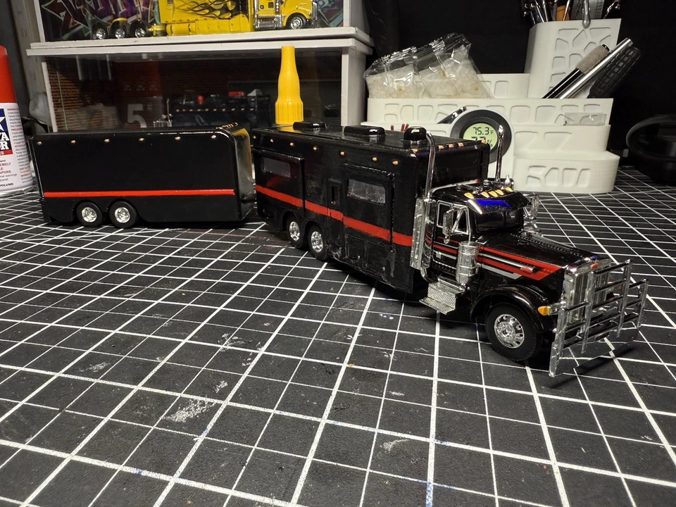 DCP 1:64 Peterbilt 389 Custom Made RV / Custom Made Trailer - Image 2 of 4