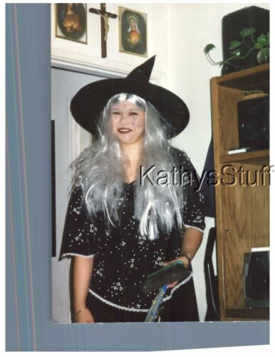 COLOR PHOTO P_5099 PRETTY WOMAN IN WITCH HALLOWEEN COSTUME - Picture 1 of 1