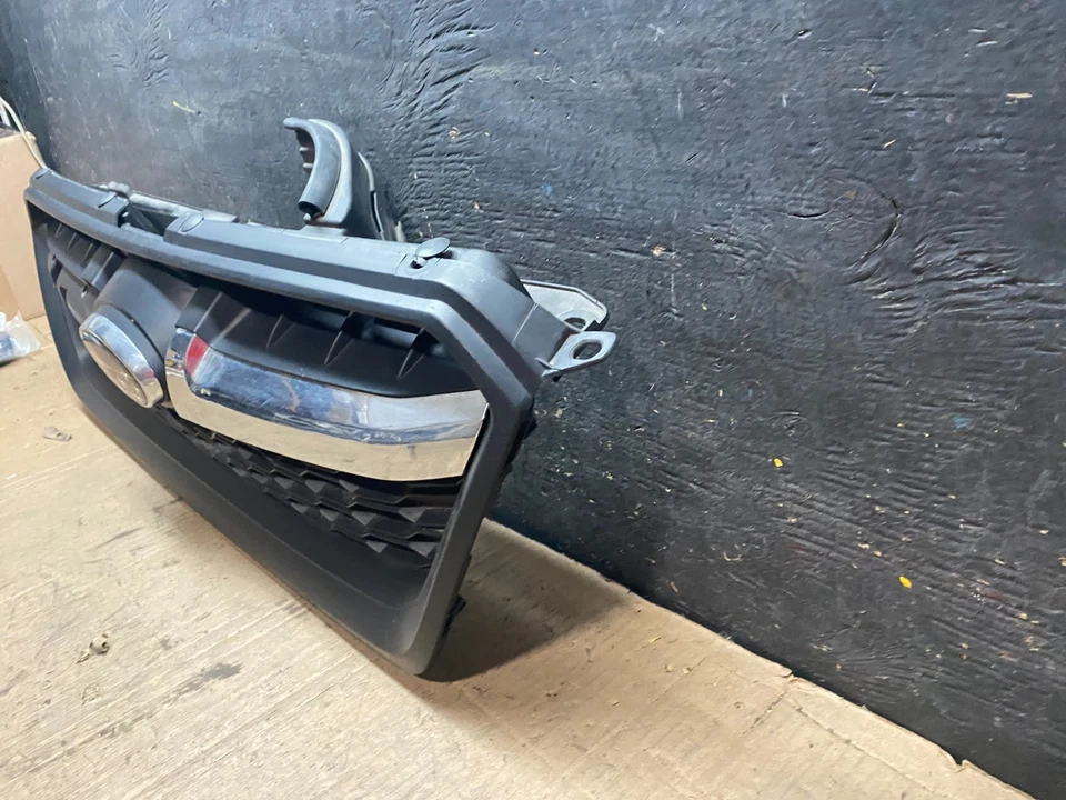 Parrilla superior delantera Subaru Impreza Crosstrek 2012-2016 OEM T4198 DG Foto 2 de 4