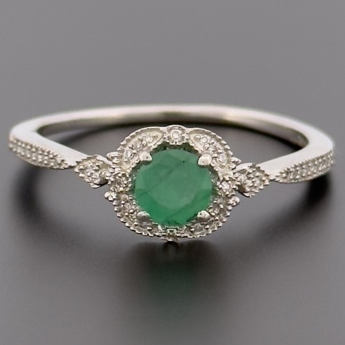 9ct White Gold Emerald & Diamond Cluster Ring Size S Hallmarked - Picture 1 of 10