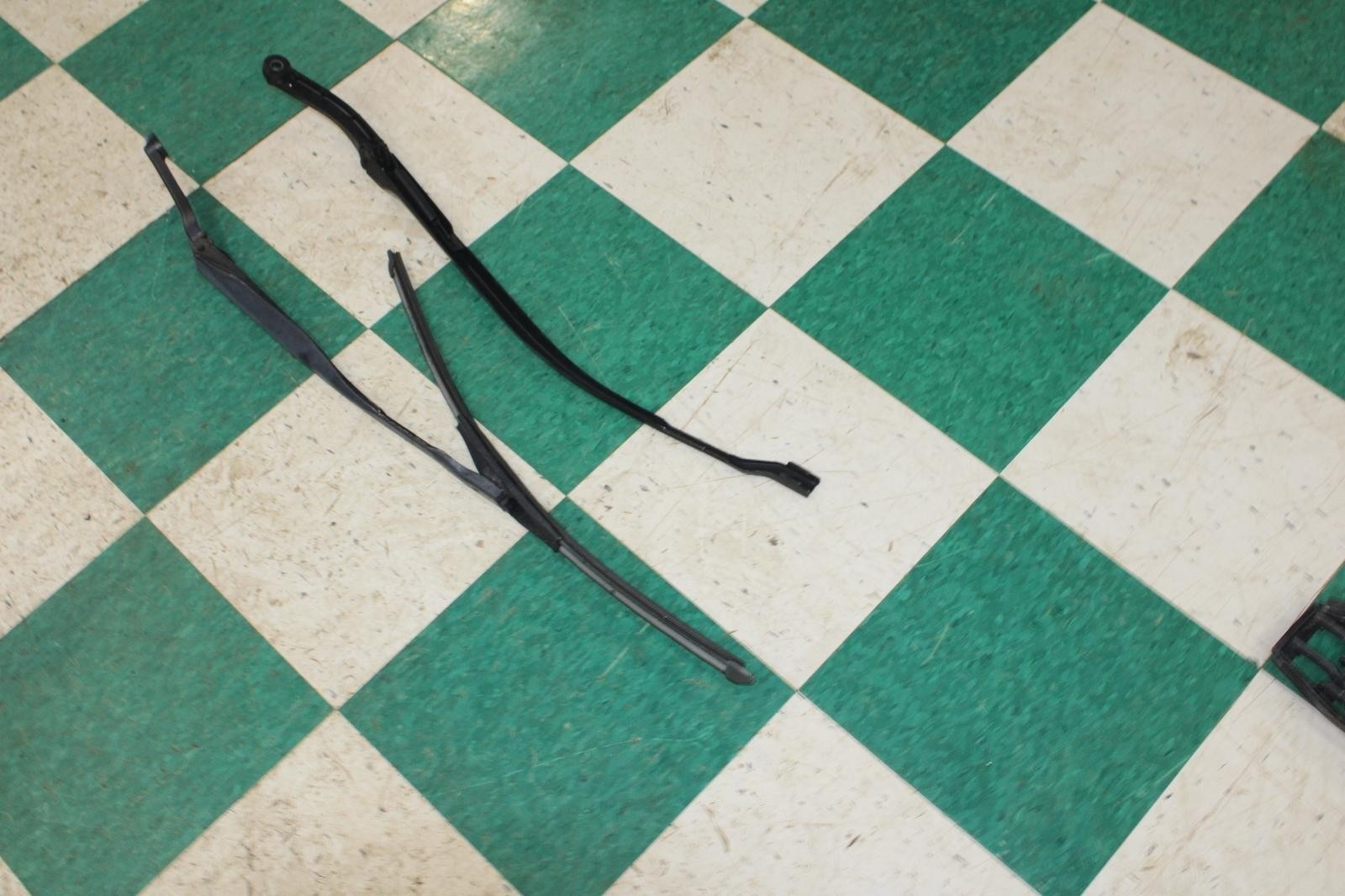 14-20 Ghibli Black Front Windshield Wind Shield Pair 2x Wiper Arms OEM Factory