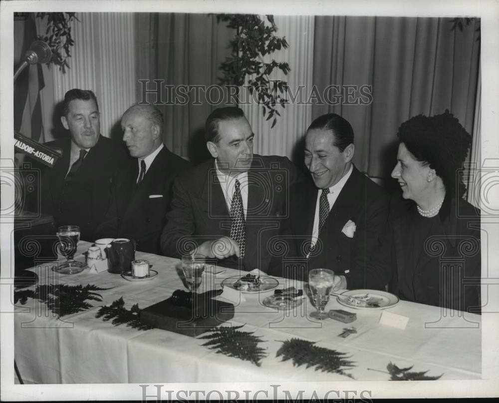 1946 Press Photo Mayor William O'Dwyer of N.Y at Fashion Pre