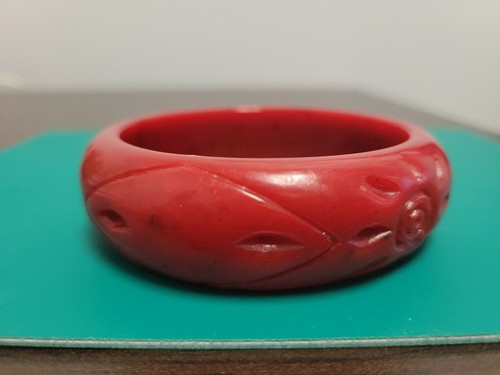 Vintage Red with Black Specs Lucite Carved Sun Leaves Chunky Bangel Bracelet - Picture 4 of 8