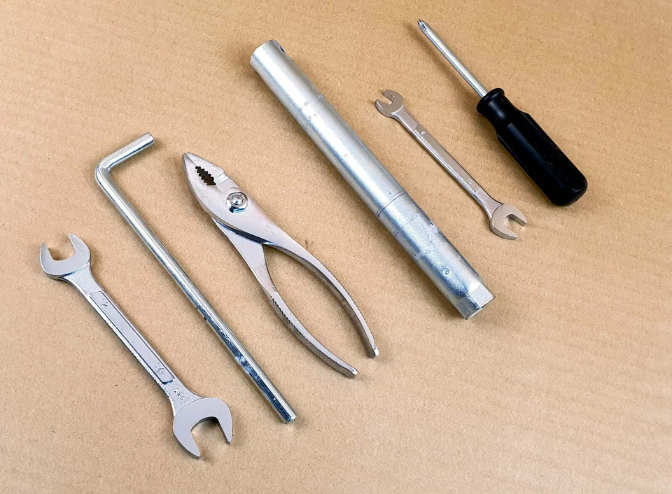 Lexus GX460 2010-2019 аварийный набор инструментов коробка с полным комплектом инструментов оригинальный б/у - Изображение 4 из 4