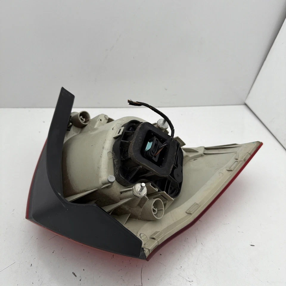 VW RABBIT 2006-2009 luz trasera izquierda cuarto panel montado OEM usado Foto 2 de 4