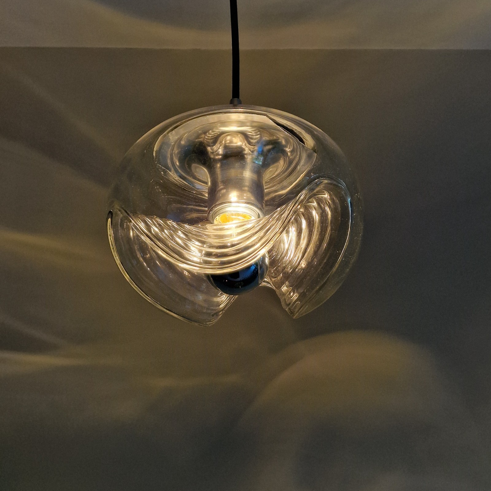 Foto 4 van Vintage pendant Lamp, Peill & Putzler “Wave” / “Futura”, Ø 22 cm, space age