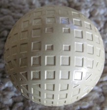 VINTAGE UNUSED MESH GOLF BALL NO NAME GREAT BALL