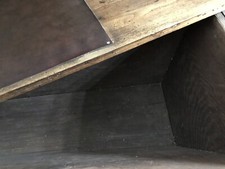 pétrin ancien utilisé comme bureau