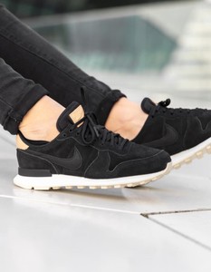 sports direct nike internationalist