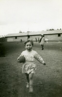 Frankreich Kinder spielen draußen Ballspiel altes Amateurfoto 1920
