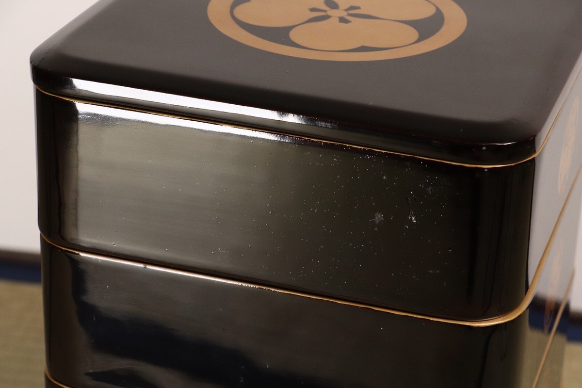 Japanese Lacquer Wooden 5 Tiered Boxes Jubako Golden Samurai Crest