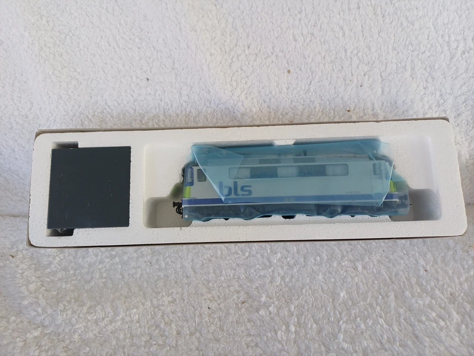 Roco HO Gauge 63844 Single Pantograph Electric Loco Class Re 420 BLS Livery  - Image 4 of 4