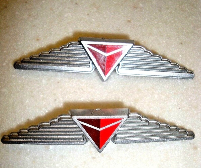 VINTAGE DELTA AIRLINES AIRPLANE WINGS SET OF 2 PLASTIC PAIR NEW