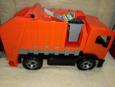 Riesen-M&uuml;llwagen Lena 02066 M&uuml;llauto mit M&uuml;lltonnen
