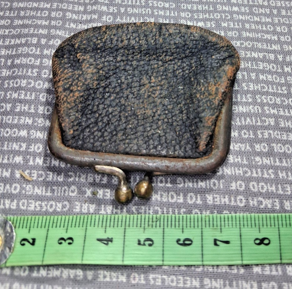 Antique Real Leather Coin Sovereign Purse Old Collectable Blue Kiss Clasp Lining image 5