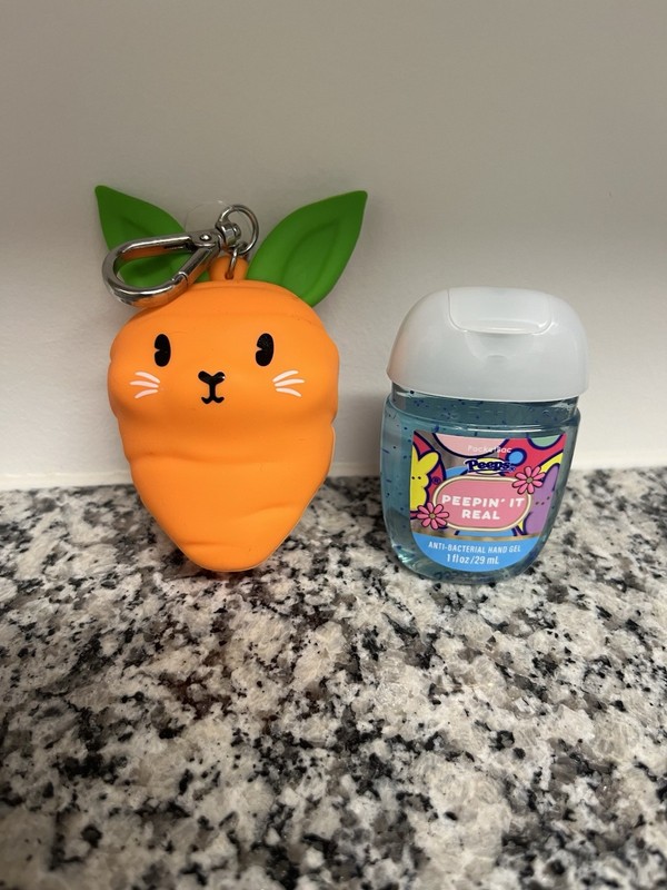 Bath & Body Works Carrot Pocketbac Holder & Peepin It Real Sanitizer NEW 2 Piece