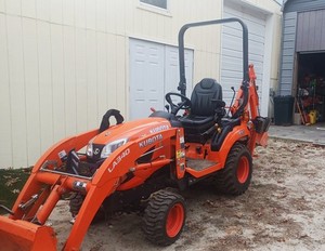 Kubota BX23S Tractor w 168hrs, LA340 Loader, 16in Bucket with 60in blade attach.