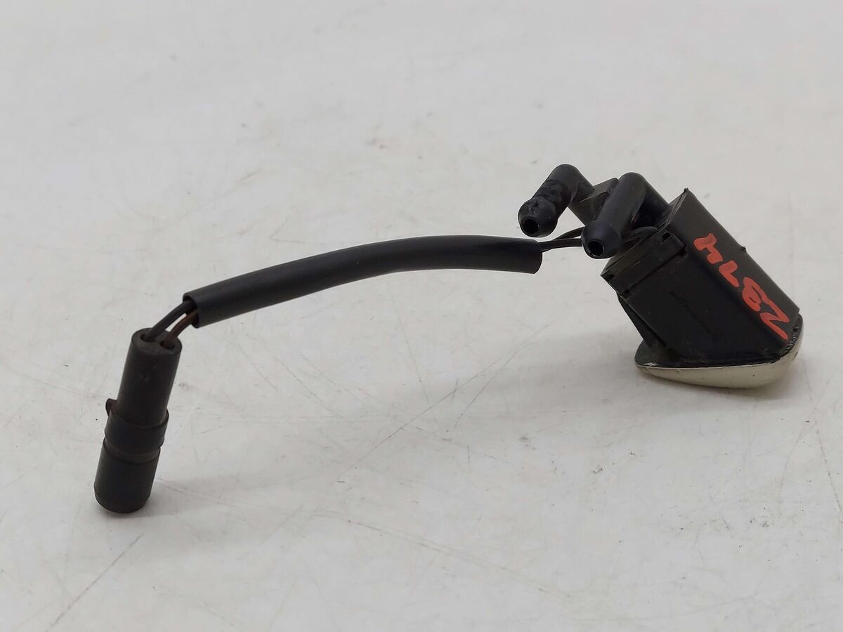 1989 BMW 525 E34 RH RIGHT WINDSHIELD WASHER NOZZLE 1378799 1989 BMW 525 E34 RH RIGHT WINDSHIELD WASHER NOZZLE 1378799