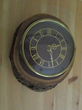 August Schatz & Söhne 4 Jewels Wanduhr im Holzstamm