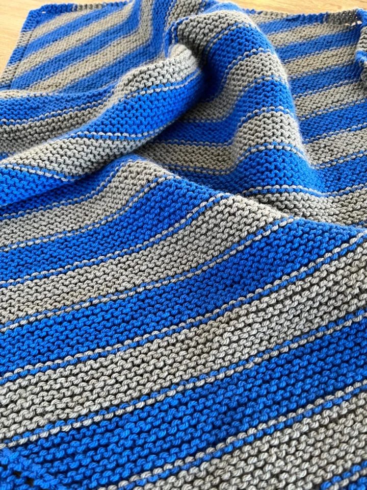 Manta tejida a mano para bebé/niño pequeño en rayas grises y azules Foto 2 de 3