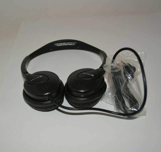 UNITED AIRLINES BUSINESS FIRST CLASS HEADPHONES BLACK. AIRPLANE USE