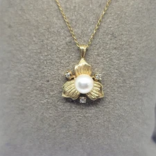 Handcrafted 14K Yellow Gold 5.5mm Pearl & Diamond Trillium Flower Pendant W/19"