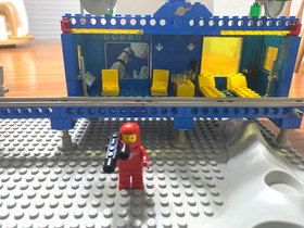 LEGO Classic Vintage Space 6970 Beta I Command Base 99% Complete - instructions