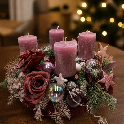 Adventsgesteck Rosen Kugeln Sterne rosa dunkelrot - Bild 1 von 4