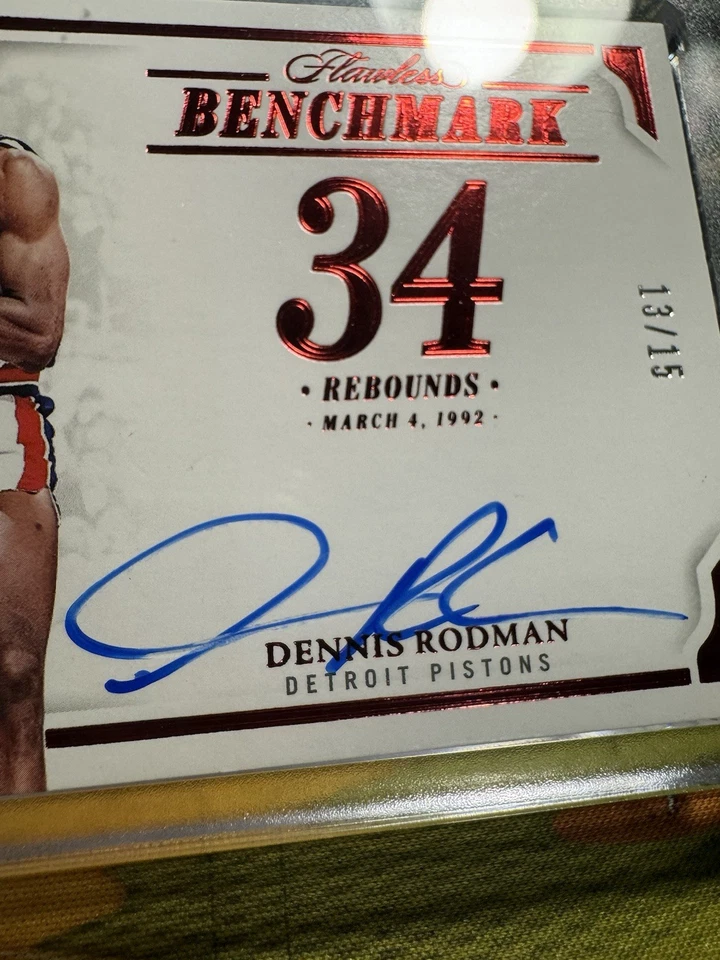 Dennis Rodman 2024 Impecable Benchmark Auto Rubí 34 Rebotes 13/15 Pistones Patio Foto 3 de 4