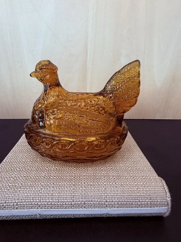 L.E. SMITH AMBER GLASS COVERED HEN ON NEST 6” DAISY BASE & 2 CHICKS *MINT*