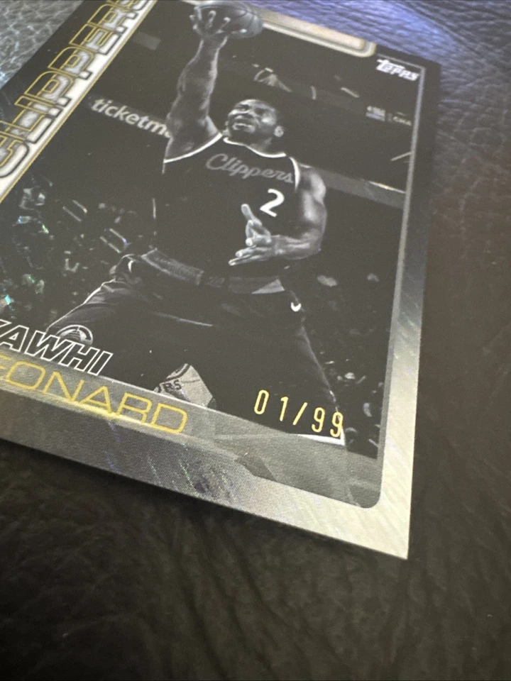 Topps KAWHI LEONARD 2025-26 - Lámina Blackout #142/99 - Primera impresión - Cortapelos Foto 2 de 4