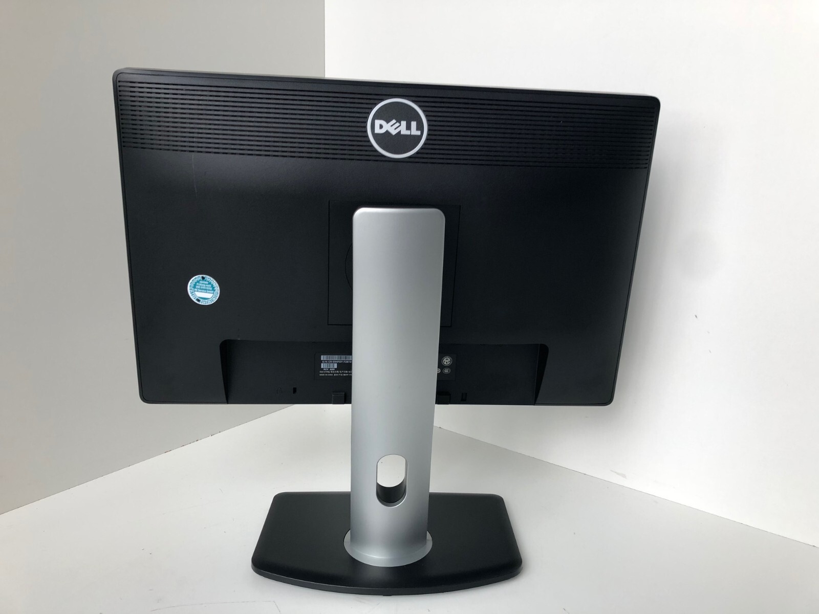 Dell Monitor P2213 22" 55,9 cm LCD TFT Schwarz VGA DVID DP 1680 x 1050