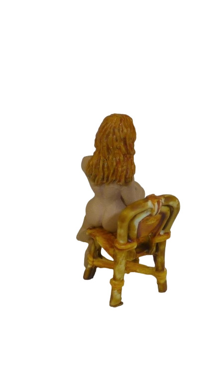 Figurine jeune femme assise peinte 1/43 miniature maquette train et diorama urbain