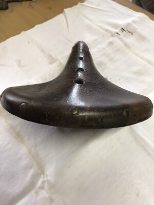 Selle de vélo vintage en cuir français. Estampillé de chaque côté Henri